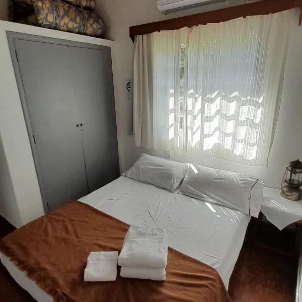 Casa de Huéspedes Muñiz sobre parque de 1000m2, 1 dormitorio, 20m2 cubiertos, baño con ducha, pileta cilíndrica de 3x076, hotel in Grand Bourg