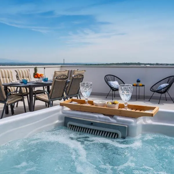 Luxury with jacuzzy on a private roof terrace, hotel em Nin
