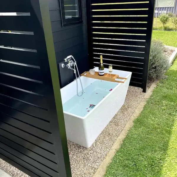 Soul Sanctuary, with outdoor bath, hotel v destinaci Raglan