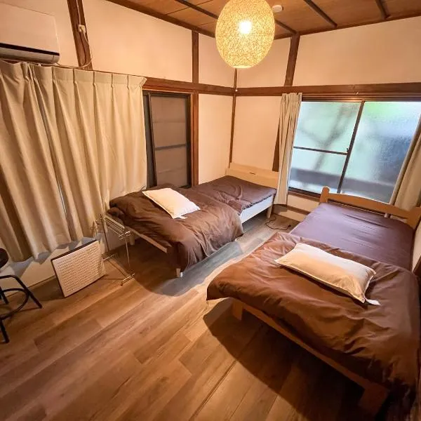 温泉街の入り口にあるゲストハウス SLOW HOUSE yugawara, hotel di Yugawara