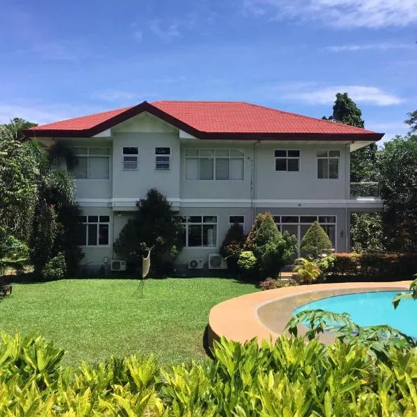 Camiguin Lanzones Resort, hotel v Mambajau