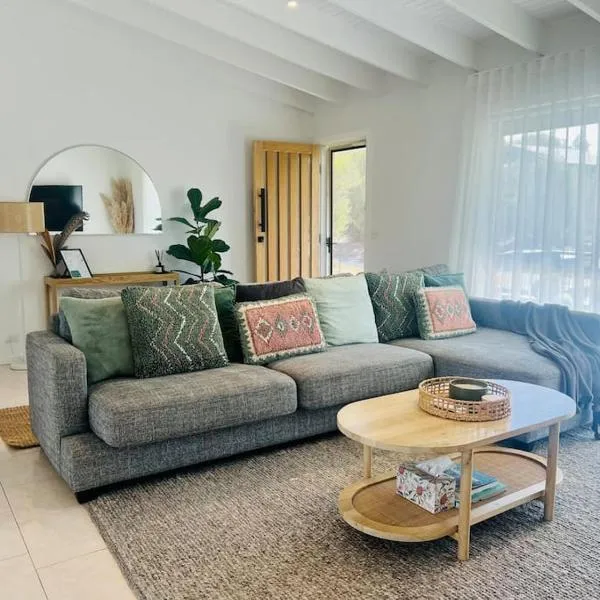 Cosy Beach House - Near Hot Springs.، فندق في Tootgarook