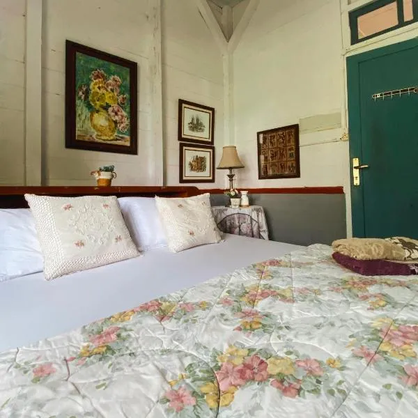 Ruma Kaca Simanindo Bed&Breakfast, hotel v destinaci Ambarita