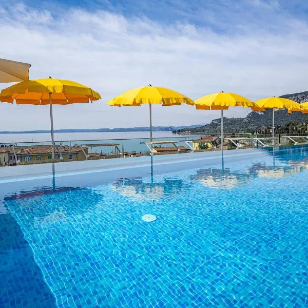 Sky Pool Hotel Sole Garda, hotel in Garda