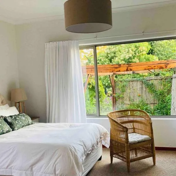 Garden studio close to Wine Farms, hotel in Somerset West