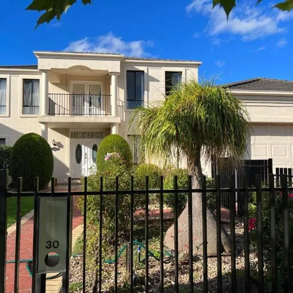 Pleasant Private Room in Taylors Lake Near Melbourne Airport, hotel di Taylors Lakes