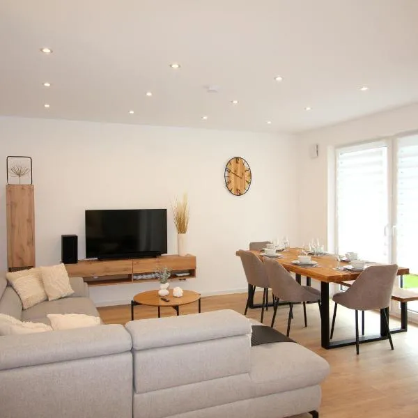 Großes Apartment mit Küche, Dusche, Badewanne, Balkon, Parkplatz vor dem Haus, ruhig gelegen, ADA4, hotel in Kulmbach