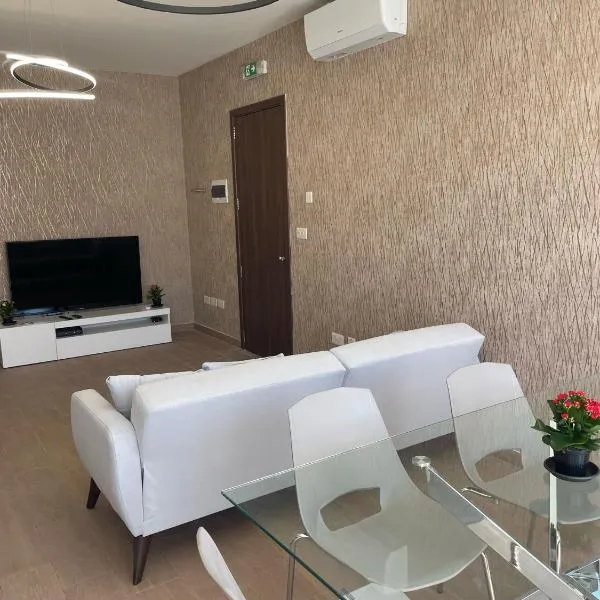 THREE BEDROOM APARTMENT SAN GWAN, hotel di San Ġwann