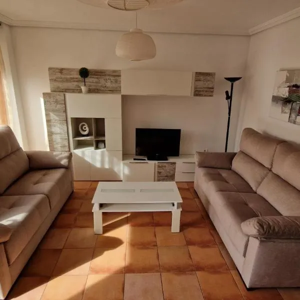 Chalet Adosado con jardín, hotel in Cóbreces