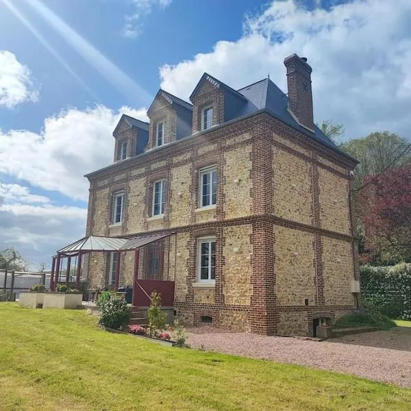 Maison de maître avec piscine, hotel in Quetteville