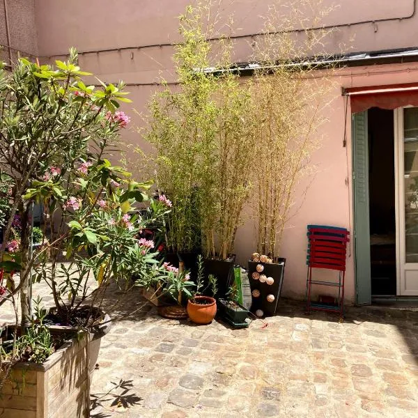 Studio au cœur de Montmartre sur cour arborée