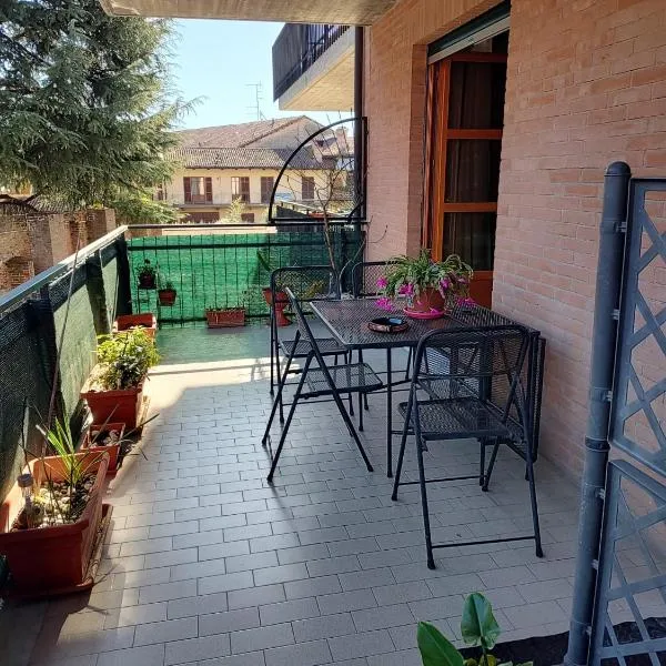 Casa Stella-Bilocale con terrazzo, hotel en Bra