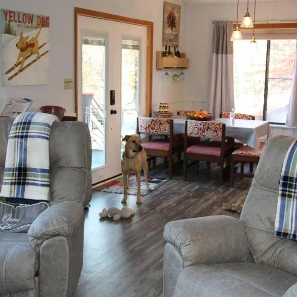 Cozy Cabin Walkable to Beech Mt Resort, hotel v destinaci Beech Mountain