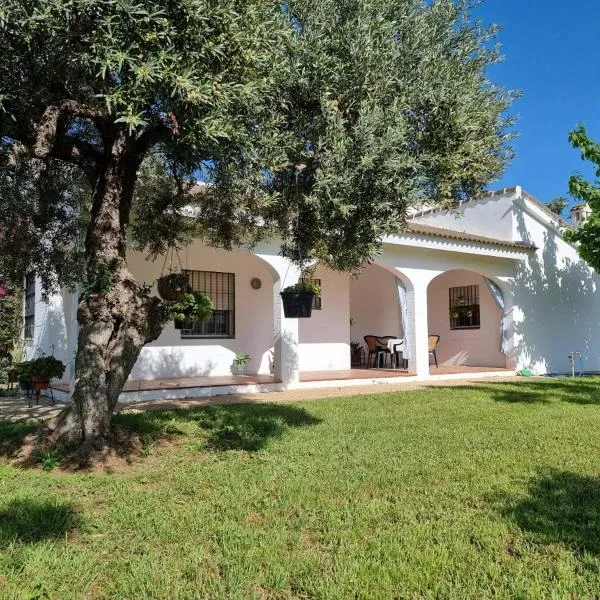Casa en el campo cerca de sevilla, hotell i La Rinconada