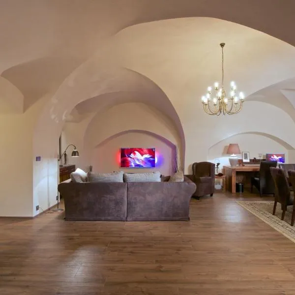 Redfoxapartment Central, hotel in Kašperské Hory