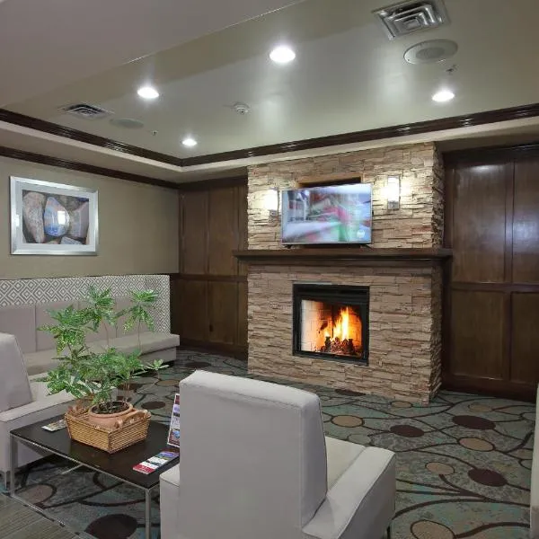 Holiday Inn Express Hotel & Suites Vernon by IHG، فندق في فيرنون