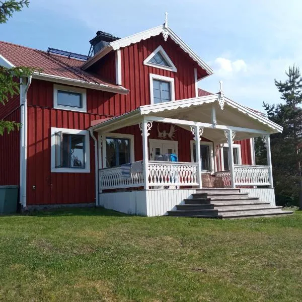 Swedish Paradise Garden & Lake BED & BREAKFAST, hotel en Kärrnäset