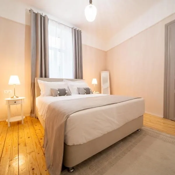 Oikia Tripodon, hotel in Athens
