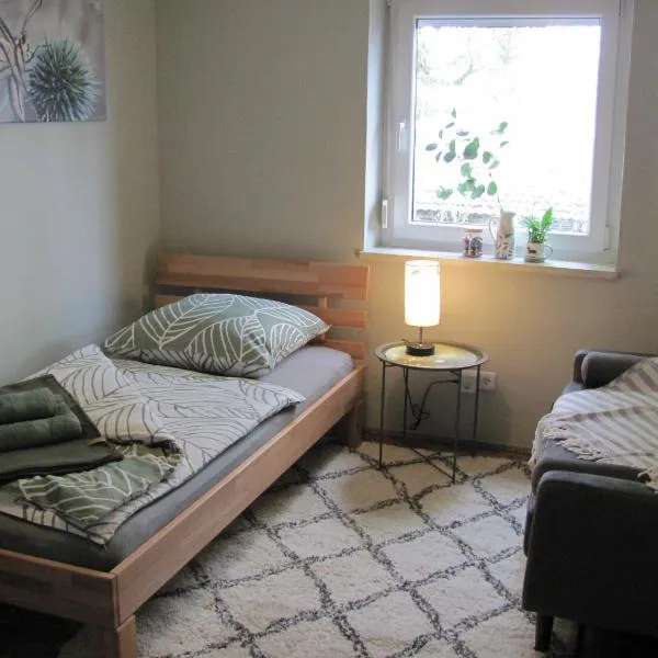 #3 Gemütliches ruhiges Zimmer Gartenblick, Gemeinschaftsbad W-Lan Airport nah gelegen mit Late Night Check in Haus Nr 9,5, hotel in Trunkelsberg