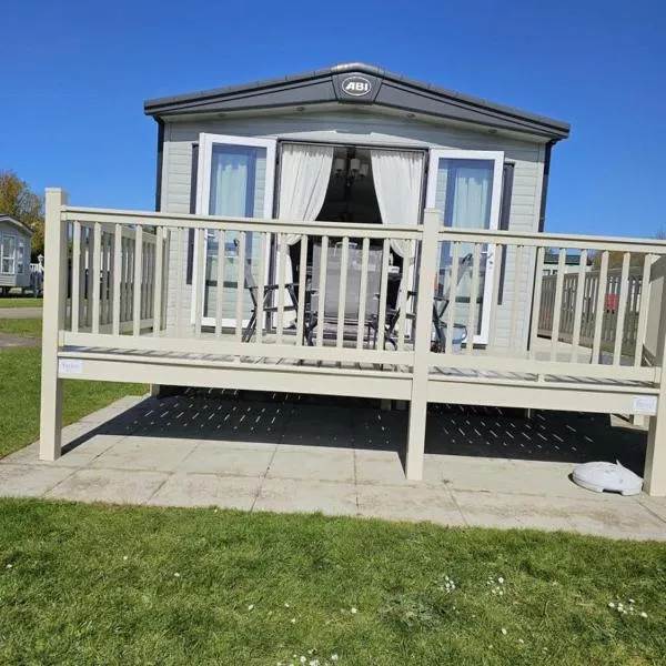 Premium Caravan - Sleeps 6 - Parking - Pool, Hotel in Hunstanton