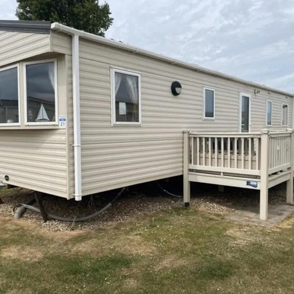 Super 3 Bedroom Pet friendly Caravan with Decking, hotel in Hunstanton