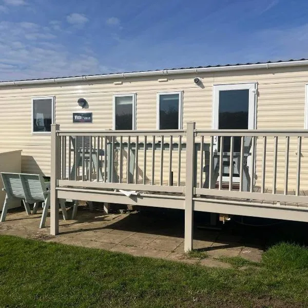 3 Bed 8 Berth Caravan with decking Free WiFi, hotel in Hunstanton