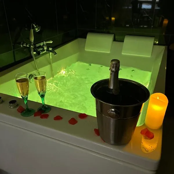 La Casa d'Ailleurs BERRY SEJOURS, hotel in Châteauroux