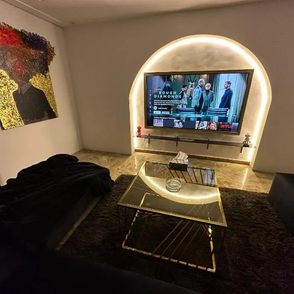 APOLO- Modern 1-Bedroom apartment in Heart of Zamalek visits allowed, hotel v Káhiře