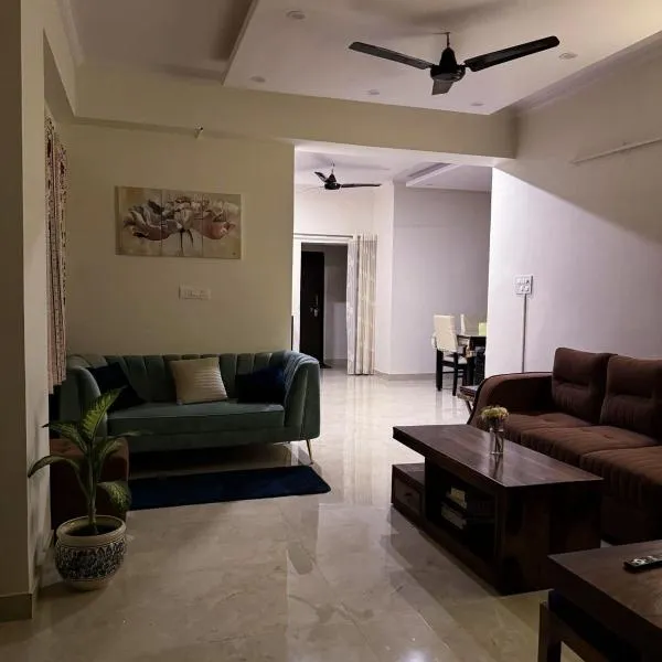 Casa Paradis- secure, cozy& peaceful paradise in heart of most happening colony, hotel v destinaci Džajpur