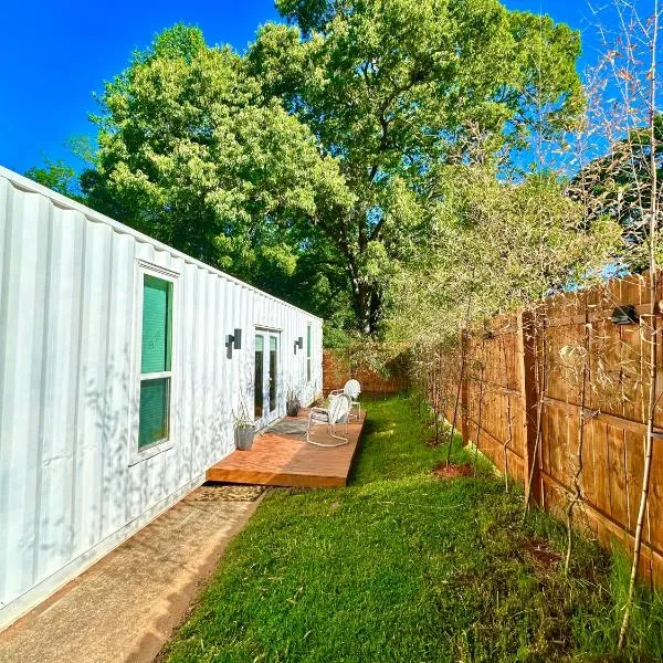 Nomehaus shipping container studio residential neighborhood ATHENS, hotel v destinaci Athens