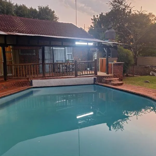 SMAPERS GUESTHOUSE, hotel v destinaci Brits