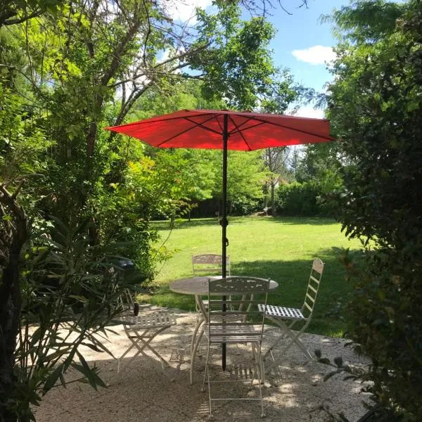 Chateau De Grenier Apartment, hotel in Saint-Léger