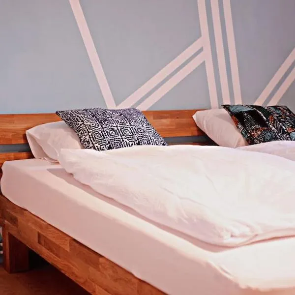 Colourful 2.5 Bedroom With Large Balcony & Garden., hotel v destinaci Prinzersdorf