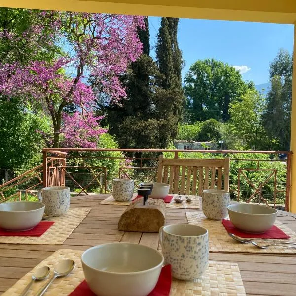 KARMA House by the River, hôtel à Paramythiá