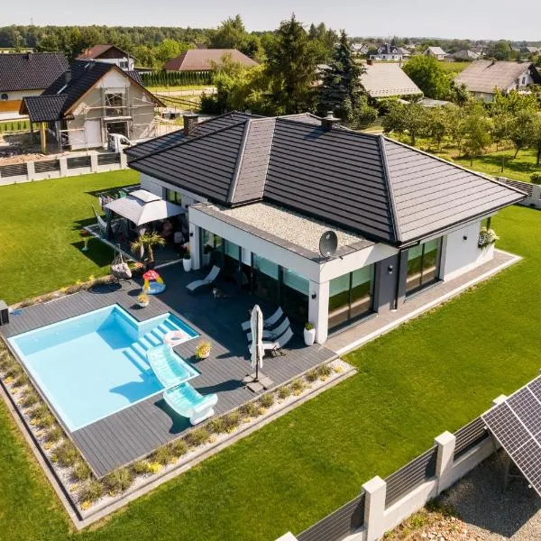 Dom z jacuzzi do 10 osób Zator Willa LuxHouse, khách sạn ở Zator