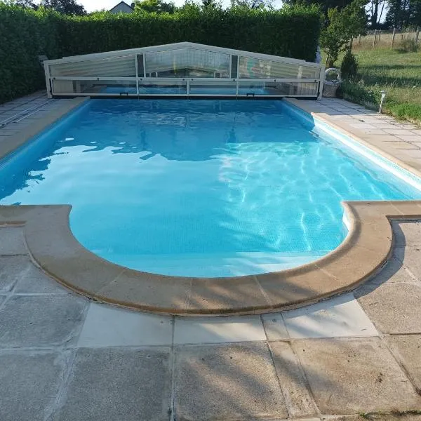 Maison de campagne avec piscine, hotel in Le Blanc