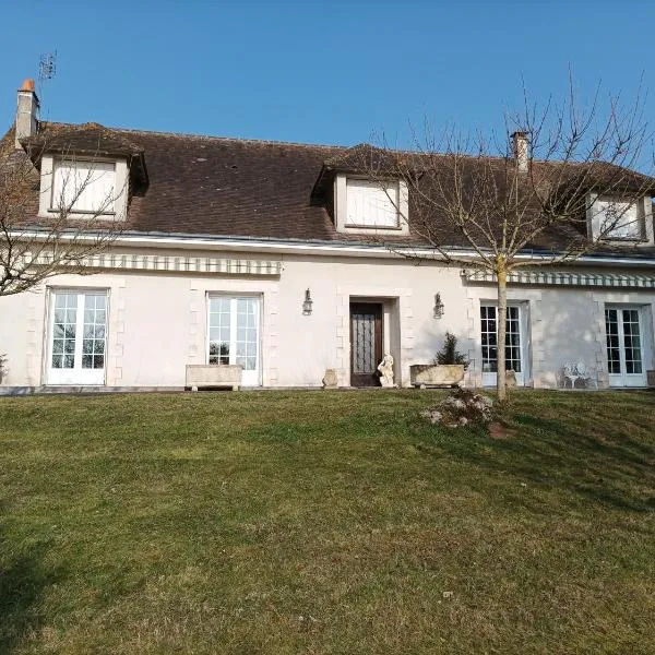 Maison de campagne avec piscine, hotel in Le Blanc