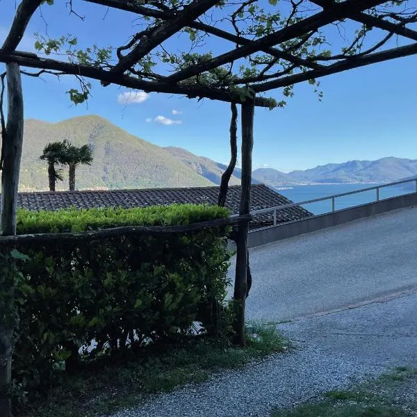 Beautiful small apartment with Lago Maggiore view, hotel v destinaci Brissago