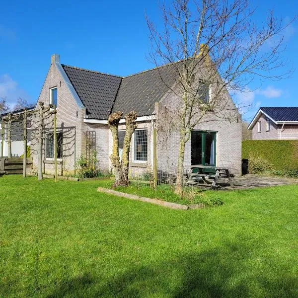 Holiday Home Friesland near the Wadden Sea with Wifi and 3 Bedrooms, hotell sihtkohas Tzummarum