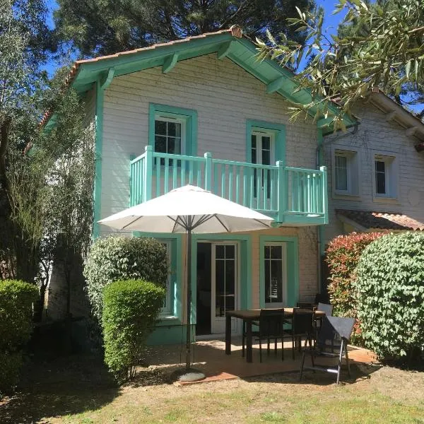 Domaine du golf lacanau Piscine chauffée 3 chambres、ラカノーのホテル