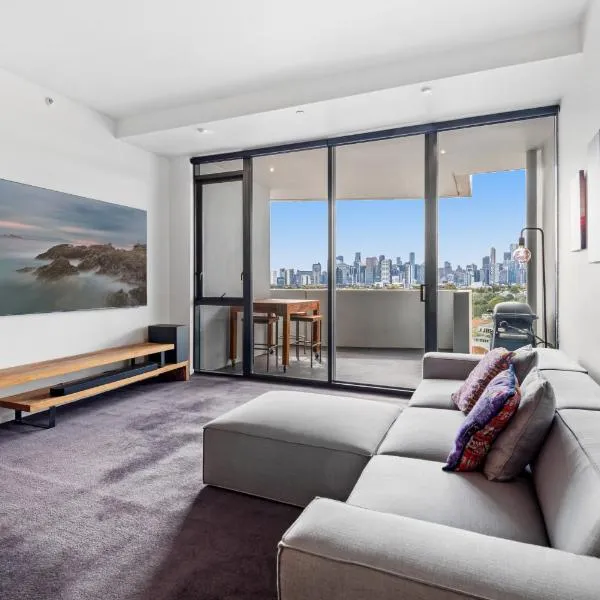 2-Bed, 500m From The Beach with Pool, Gym & Sauna, hotel in Melbourne