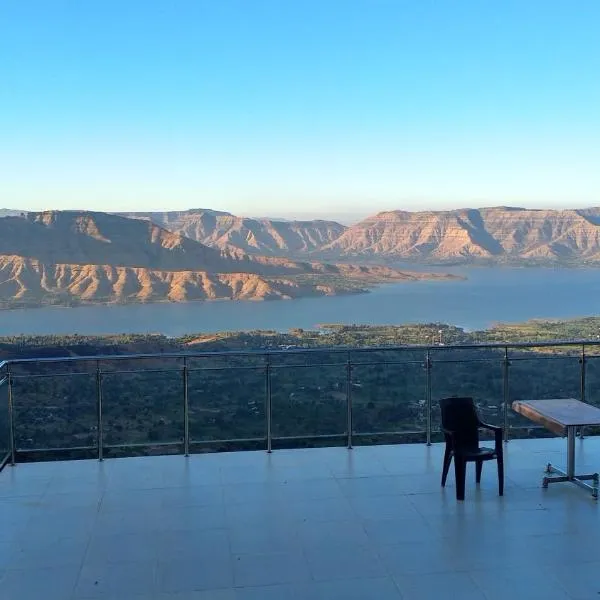 ํ์น๊ฐ๋์ ์์นํ ํธํ
Sharayu Holidays Valley View