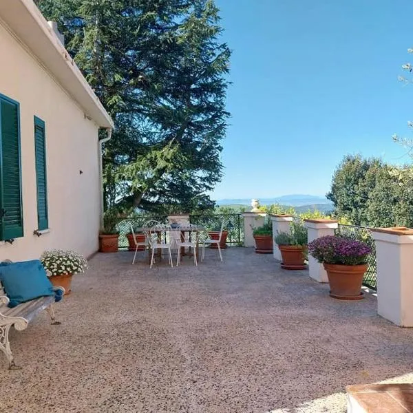 Villino Sole di Toscana con terrazza panoramica e giardino, hotel din Monterotondo