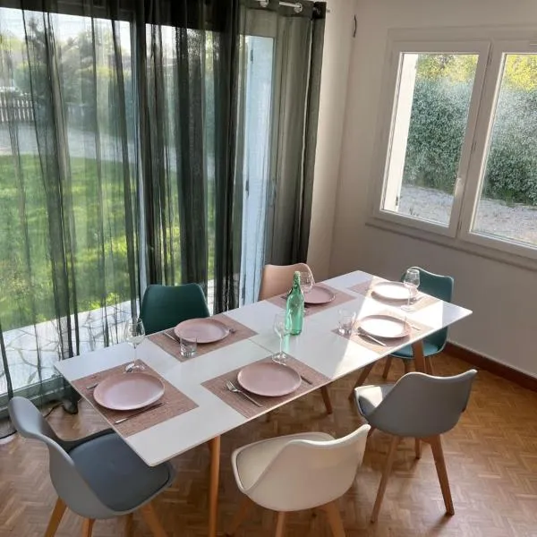 A 30 min de l'île aux Mimosa Maison Vendéenne avec Jardin, hotel em Sallertaine