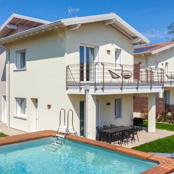 Luxury Villas Gardenia with Private Pool: Padenghe sul Garda'da bir otel