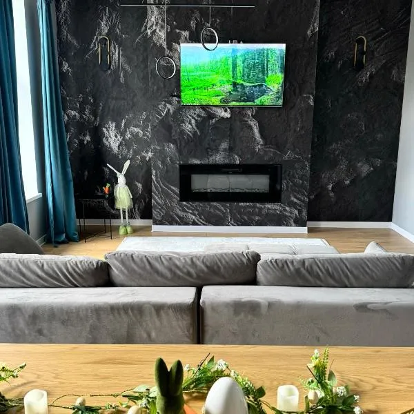 LV Luxury Apart - One minute away from train station, hotel di Predeal