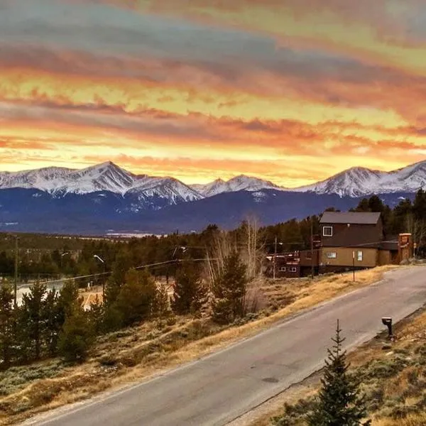 The Hilltop Haven 2bd Suite and Pet Friendly, hotel in Leadville