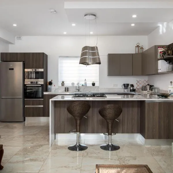 Family-Friendly Spacious Townhouse with Garden - Close to Airport, hotel di Gudja