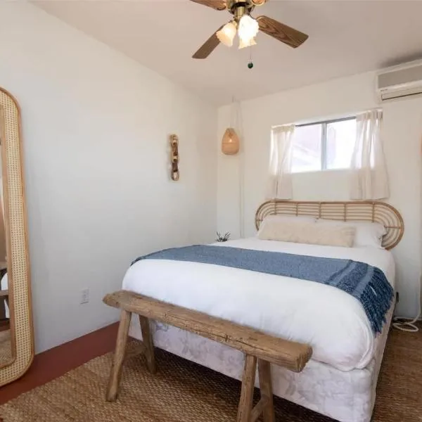 Renovated Lodge - Room 2 with pool access, hotel in Joshua Tree