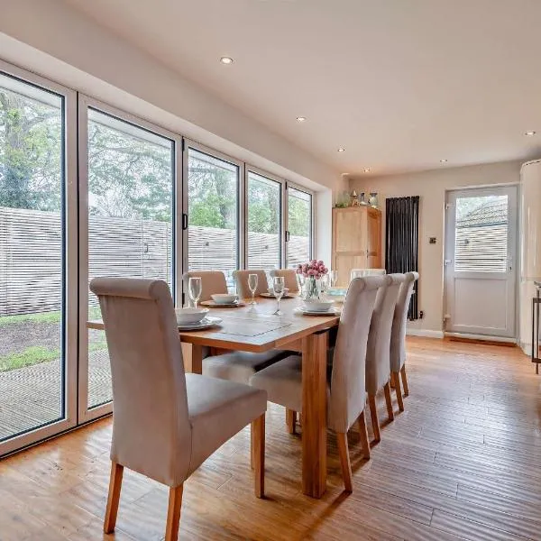 Oakwood Bungalow Christchurch Sleeps 8, hotel in Iford